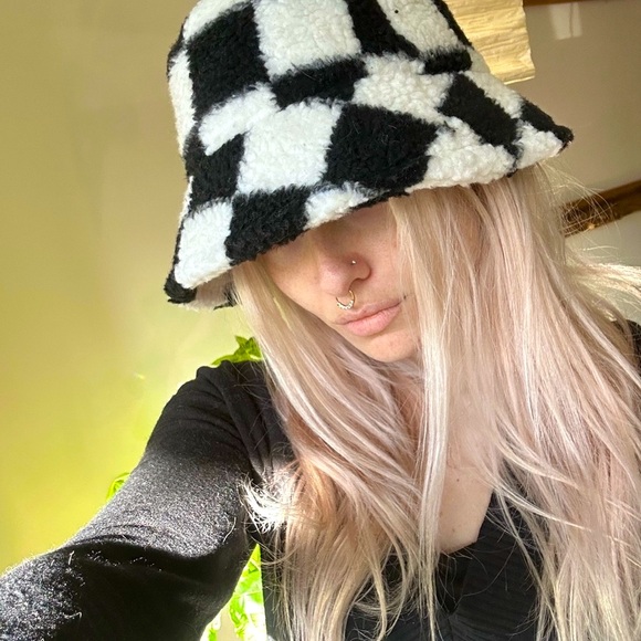 🏁 Sherpa Checkered Bucket Hat 🏁 - Picture 2 of 5